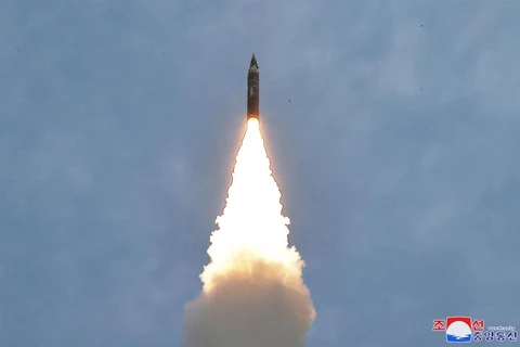 Một vụ phóng tên lửa đạn đạo của Triều Tiên ngày 2/4/2024. (Ảnh: AFP/TTXVN)