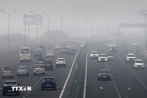 Khói mù ô nhiễm bao phủ dày đặc tại New Delhi, Ấn Độ. (Ảnh: AFP/TTXVN)