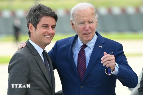 Thủ tướng Pháp Gabriel Attal (trái) đón Tổng thống Mỹ Joe Biden tại sân bay Orly ở Paris, Pháp, ngày 5/6/2024. (Ảnh: AFP/TTXVN)