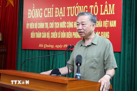Chủ tịch nước Tô Lâm phát biểu động viên cán bộ, chiến sỹ Đồn Biên phòng cửa khẩu Sóc Giang. (Ảnh: Nhan Sáng/TTXVN)