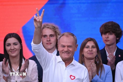 Thủ tướng Ba Lan Donald Tusk (giữa) mừng chiến thắng trong cuộc bầu cử Nghị viện châu Âu (EP) tại trụ sở đảng Liên minh Dân sự (KO) ở Warsaw ngày 9/6/2024. (Ảnh: AFP/TTXVN)