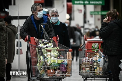 Người dân mua sắm tại siêu thị ở Bordeaux, Pháp. Ảnh: AFP/TTXVN