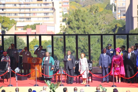Tổng thống Cyril Ramaphosa cùng Chánh án Raymond Zondo hát quốc ca kết thúc lễ nhậm chức hôm 19/6. (Ảnh: Hồng Minh/TTXVN)
