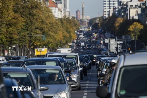 Dòng xe ôtô di chuyển ở Berlin, Đức. (Nguồn: AFP/TTXVN)