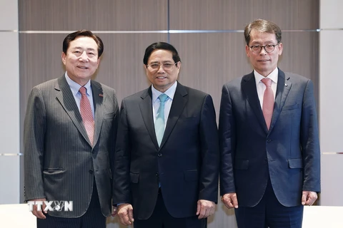 Thủ tướng Phạm Minh Chính tiếp ông Kim Ki-moon, Chủ tịch Hiệp hội doanh nghiệp nhỏ và vừa Hàn Quốc (KBIZ) (bên trái) và Chủ tịch Ngân hàng Công nghiệp Hàn Quốc (IBK) Kim Sung-tae. (Ảnh: Dương Giang/TTXVN)