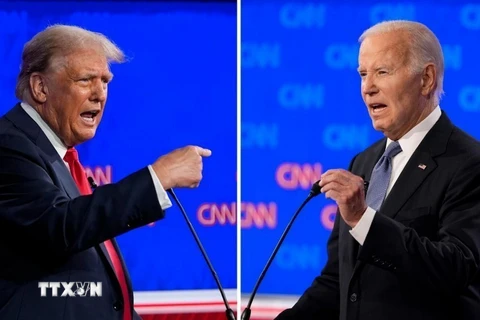 Tổng thống Mỹ Joe Biden (phải) và cựu Tổng thống Donald Trump tại cuộc tranh luận trực tiếp đầu tiên ở Atlanta, bang Georgia, Mỹ, ngày 27/6/2024. (Ảnh: CNN/TTXVN)