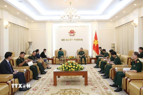 Đại tướng Phan Văn Giang (phải) tiếp bà Khamphao Ernthavanh, Đại sứ Lào tại Việt Nam. (Ảnh: Hồng Pha/TTXVN phát)