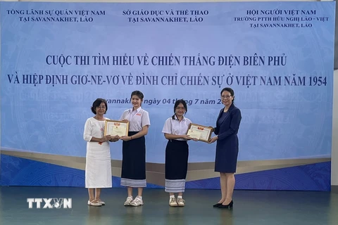 Đại diện Ban tổ chức trao giải cho các học sinh đạt giải tại cuộc thi. (Ảnh: TTXVN phát)