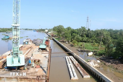 Dự án kè chống sạt lở bờ sông Vàm Cỏ Tây (đoạn qua địa bàn thành phố Tân An, tỉnh Long An) dự kiến hoàn thành trong năm 2024. (Ảnh: Bùi Giang/TTXVN)