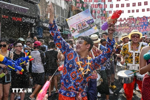 Lễ hội té nước Songkran ở Bangkok, Thái Lan ngày 12/4/2024. (Ảnh: AFP/TTXVN)