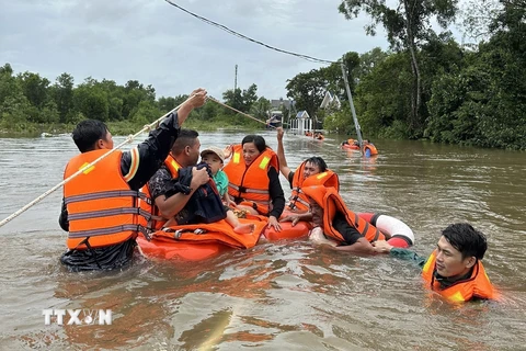 Cán bộ, chiến sĩ Ban chỉ huy quân sự thành phố Phú Quốc cùng với lực lượng tại địa phương ứng cứu, sơ tán người dân đến nơi an toàn. Ảnh: TTXVN phát