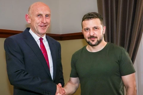 Tổng thống Ukraine, ông Volodymyr Zelensky (phải) và Bộ trưởng Quốc phòng Anh, ông John Healey. (Nguồn: MoD)