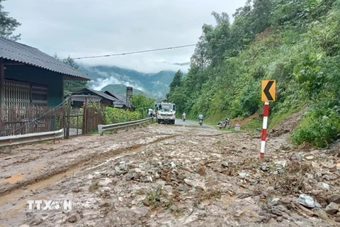 Mưa lớn làm sạt lở 15 điểm trên Quốc lộ 32 (đoạn qua địa phận xã Khau Phạ), trong đó có 6 điểm tắc đường, xe ô tô không qua lại được. (Ảnh: TTXVN phát)