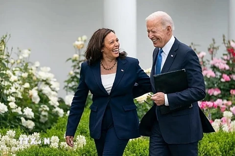 Phó Tổng thống Kamala Harris (trái) ca ngợi Tổng thống Joe Biden (phải) đã đưa ra quyết định “mang tinh thần yêu nước,” đồng thời tuyên bố sẽ giành được đề cử của đảng Dân chủ và đánh bại ông Trump trong cuộc bầu cử sắp tới. (Ảnh: White House/TTXVN)