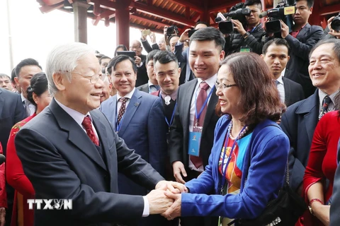 Tổng Bí thư, Chủ tịch nước Nguyễn Phú Trọng với các kiều bào về quê đón Tết và dự chương trình Xuân Quê hương 2019. (Ảnh: Trí Dũng/TTXVN)