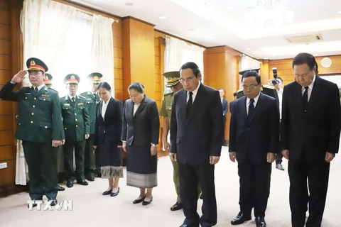 Thường trực Ban Bí thư Lào Bounthong Chitmany và đoàn viếng dành phút mặc niệm tưởng nhớ Tổng Bí thư Nguyễn Phú Trọng. (Ảnh: Xuân Tú/TTXVN)