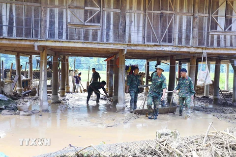 Cán bộ, chiến sỹ Bộ Chỉ huy Quân sự tỉnh Điện Biên giúp người dân Mường Pồn khắc phục hậu quả mưa lũ. (Ảnh: Xuân Tư/TTXVN)