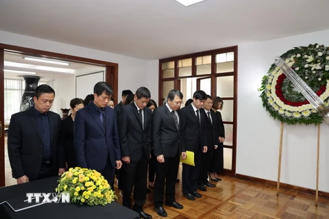 Toàn thể cán bộ, nhân viên Đại sứ quán và các cơ quan đại diện Việt Nam tại Mexico dành một phút mặc niệm Tổng Bí thư Nguyễn Phú Trọng. (Ảnh: Phi Hùng/TTXVN)
