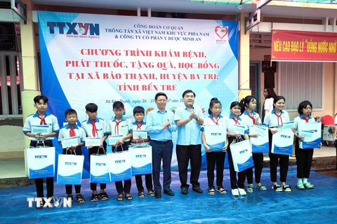 TTXVN khu vực phía Nam tổ chức khám, chữa bệnh tặng quà cho người nghèo