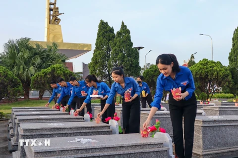 Thanh niên Đà Nẵng thắp hương tri ân các Anh hùng Liệt sỹ. (Ảnh: Văn Dũng/TTXVN)