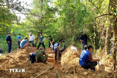 Cán bộ, chiến sỹ Đội K91 làm nhiệm vụ tìm kiếm, quy tập hài cốt liệt sỹ, quân tình nguyện Việt Nam hy sinh ở chiến trường Campuchia. (Ảnh: TTXVN phát)