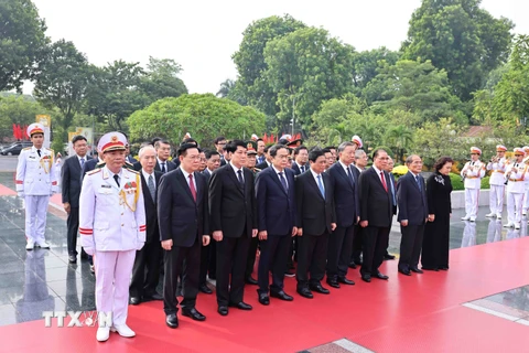 Các đồng chí lãnh đạo, nguyên lãnh đạo Đảng, Nhà nước tưởng niệm các anh hùng liệt sỹ. (Ảnh: Minh Đức/TTXVN)