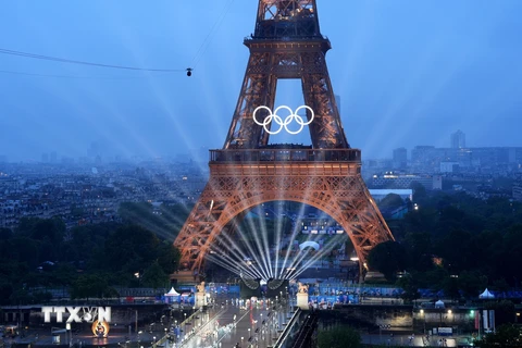 Màn trình diễn ánh sáng tại khu vực Tháp Eiffel trong Lễ Khai mạc Olympic Paris 2024. Ảnh: THX/TTXVN