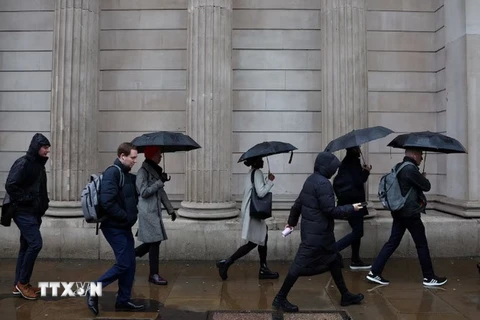 Người lao động di chuyển trong giờ cao điểm ở London, Anh ngày 8/2/2024. (Ảnh: Reuters/TTXVN)