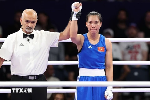 Tối 27/7 (giờ Việt Nam), trong trận đấu ra quân ở vòng loại môn Boxing hạng cân 60kg nữ của Olympic Paris 2024, võ sỹ Hà Thị Linh của Việt Nam đã giành chiến thắng với tỷ số áp đảo 5-0 trước đối thủ Feofaaki Epenisa đến từ Tonga. (Ảnh: Hoàng Linh/TTXVN)