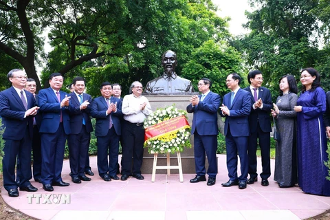 Thủ tướng Phạm Minh Chính và Đoàn đại biểu Việt Nam bên tượng Chủ tịch Hồ Chí Minh ở Thủ đô New Delhi. (Ảnh: Dương Giang/TTXVN)