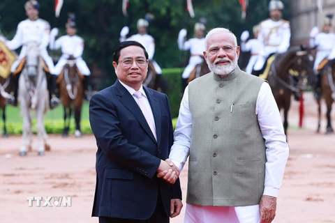 ​Thủ tướng Narendra Modi đón Thủ tướng Phạm Minh Chính​ thăm cấp Nhà nước đến Ấn Độ. (Ảnh: Dương Giang/TTXVN)