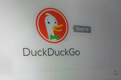 DuckDuckGo bị chặn do người dùng thường xuyên khiếu nại về tình trạng xuất hiện tràn lan các nội dung cờ bạc, khiêu dâm trực tuyến trong kết quả tìm kiếm của công cụ này. (Nguồn: Independent)