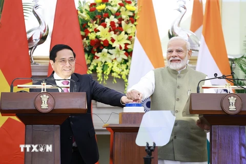 Thủ tướng Phạm Minh Chính và Thủ tướng Narendra Modi cùng ấn nút khai trương Công viên phần mềm quân đội tại Nha Trang. (Ảnh: Dương Giang/TTXVN)