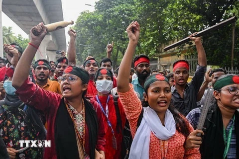 Biểu tình phản đối Chính phủ tại thủ đô Dhaka, Bangladesh ngày 4/8/2024. (Ảnh: Getty Images/TTXVN)