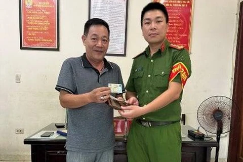 Ông Phan Quang Việt nhận lại tài sản tại cơ quan Công an. (Nguồn: Công an cung cấp)