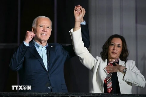 Phó Tổng thống Mỹ Kamala Harris (phải) và Tổng thống Joe Biden tại một sự kiện ở Nhà Trắng ngày 4/7/2024. (Ảnh: AP/TTXVN)