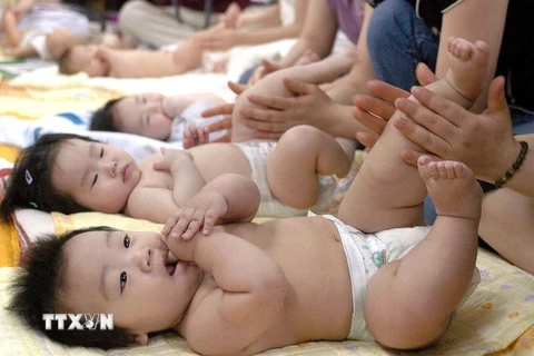 Chăm sóc trẻ sơ sinh tại Seoul, Hàn Quốc. (Ảnh: AFP/TTXVN)