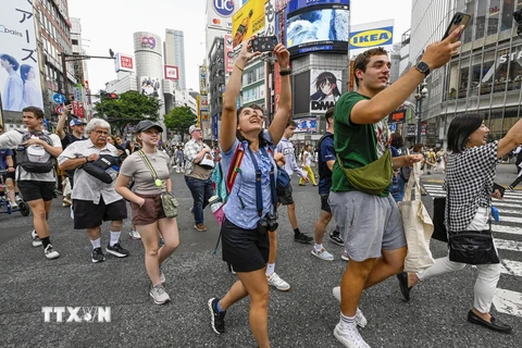 Khách du lịch tại Tokyo, Nhật Bản. (Ảnh: Kyodo/TTXVN)