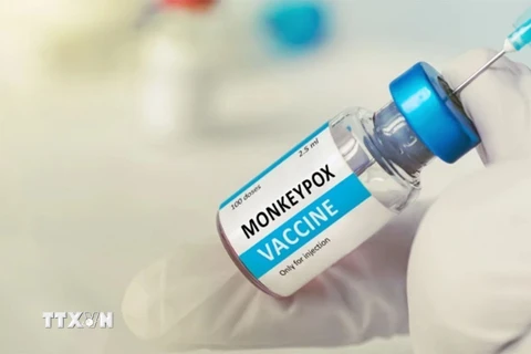 Nhân viên y tế chuẩn bị mũi tiêm vaccine phòng đậu mùa khỉ Jynneos do Hãng dược phẩm Đan Mạch Bavarian Nordic phát triển, tại Los Angeles, California (Mỹ). (Ảnh: Getty Images/TTXVN)