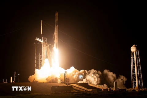 Tên lửa đẩy Falcon 9 rời bệ phóng, đưa tàu vũ trụ Endurance của SpaceX cùng các nhà du hành lên trạm ISS, ngày 26/8/2023. (Ảnh: AFP/TTXVN)