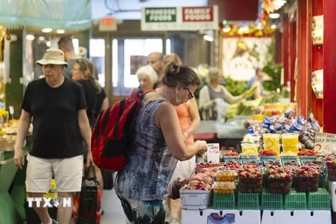 Người dân mua sắm tại một khu chợ ở Toronto, Canada, ngày 16/7/2024. (Ảnh: THX/TTXVN)