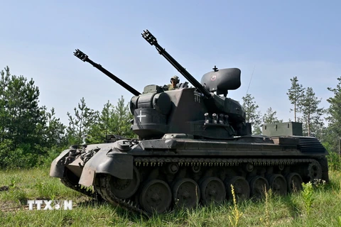 Binh sỹ Ukraine tham gia huấn luyện trên pháo phòng không tự hành Flakpanzer Gepard do Đức sản xuất tại Kiev, ngày 26/7/2023. (Ảnh: AFP/TTXVN)