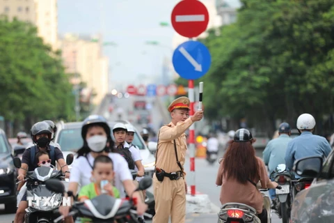 Lực lượng Cảnh sát giao thông sẽ mở đợt cao điểm tăng cường kiểm tra, xử lý các hành vi vi phạm trật tự an toàn giao thông, nhất là các vi phạm về nồng độ cồn, ma túy, quá tốc độ, quá khổ, quá tải. (Ảnh: Thanh Tùng/TTXVN)