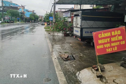 Một tấm biển cảnh báo sạt lở tại Bắc Kạn. (Ảnh: Nguyễn Công Hải/TTXVN)