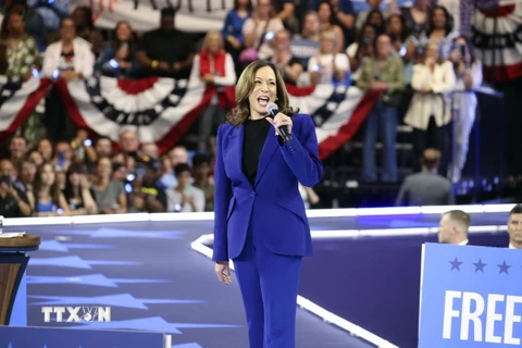 Ứng cử viên Tổng thống Mỹ của đảng Dân chủ, Phó Tổng thống Kamala Harris phát biểu tại chiến dịch vận động tranh cử ở Milwaukee, Wisconsin, ngày 20/8/2024. (Ảnh: Kyodo/TTXVN)