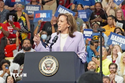 Ứng cử viên Tổng thống Mỹ của đảng Dân chủ, Phó Tổng thống Kamala Harris phát biểu tại chiến dịch vận động tranh cử ở Las Vegas, Nevada. (Ảnh: Kyodo/TTXVN)