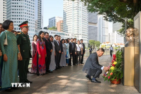 Đại sứ Mai Phước Dũng dâng hoa tại Tượng đài Bác Hồ trong khuôn viên Bảo tàng Văn minh châu Á ở Singapore ngày 2/9/2024. (Ảnh: Lê Dương/TTXVN)