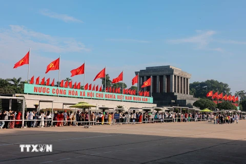 Hàng vạn đồng bào và bạn bè quốc tế vào Lăng viếng Chủ tịch Hồ Chí Minh sáng 2/9. (Ảnh: Hoàng Hiếu/TTXVN)