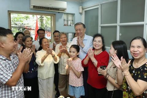 Tổng Bí thư, Chủ tịch nước Tô Lâm chung vui ngày Quốc khánh 2/9 với gia đình cố họa sĩ Bùi Trang Chước. Ảnh: Lâm Khánh - TTXVN