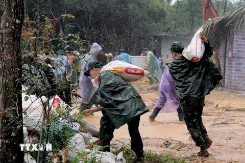 Lực lượng quân đội đang gia cố kè suối tại thành phố Yên bái. (Ảnh: TTXVN phát)